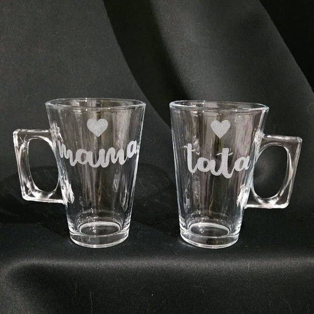 Set cadou pentru părinți sau proaspeți părinți, 2 căni gravate manual MAMA & TATA