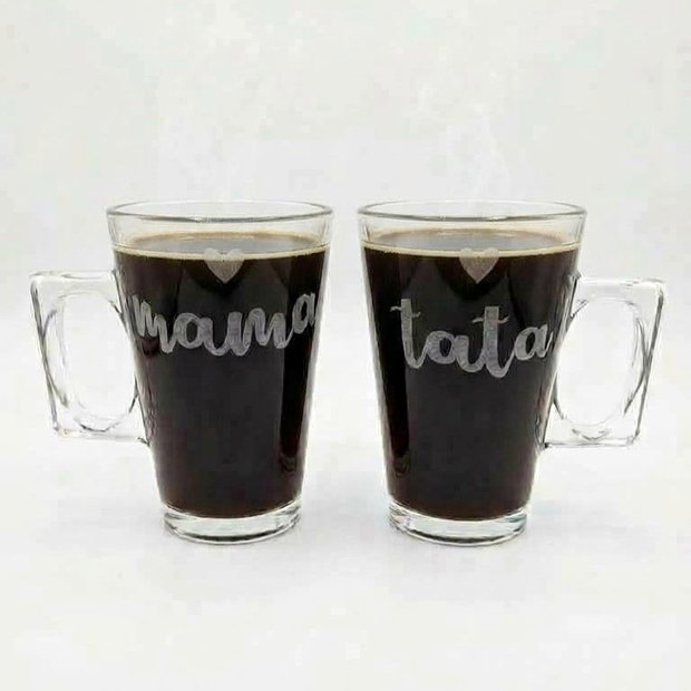 Set cadou pentru părinți sau proaspeți părinți, 2 căni gravate manual MAMA & TATA