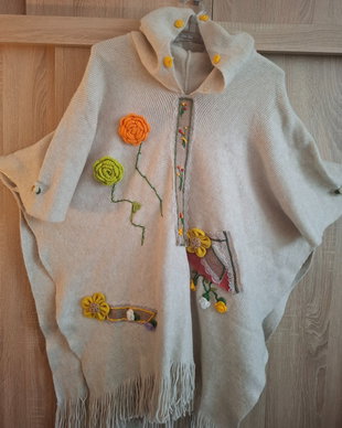 Poncho unicat ,lung din lana crem ,moale cu gluga, broderie manuala si flori crosetate -creatie handmade boho.