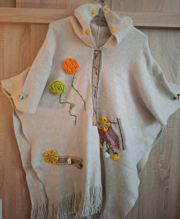 Poncho unicat ,lung din lana crem ,moale cu gluga, broderie manuala si flori crosetate -creatie handmade boho.