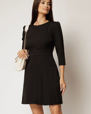 Rochie scurta neagra cu pliuri pe fusta si maneci trei sferturi