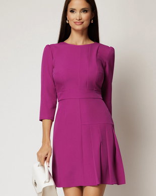 Rochie scurta magenta cu pliuri pe fusta si maneci trei sferturi