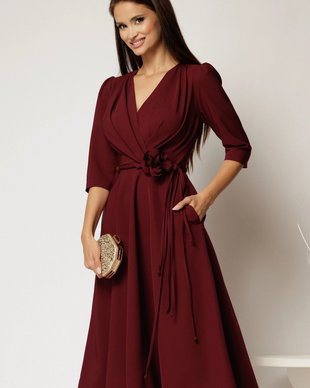 Rochie midi grena din stofa in clos cu floare in talie
