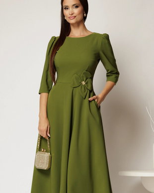 Rochie midi verde fistic din stofa in clos cu floare in talie