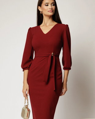 Rochie midi bordo conica din crep cu decolteu V si accesoriu in talie