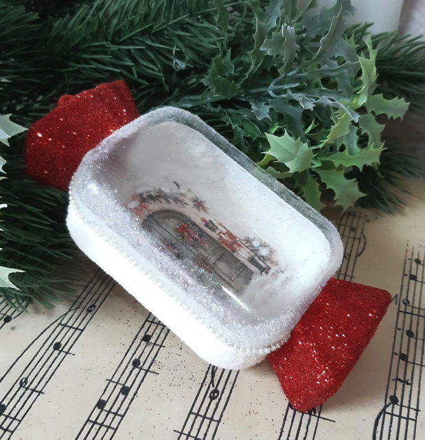 Globuri / bomboane de Crăciun - mici vitrine cu povești de iarnă
