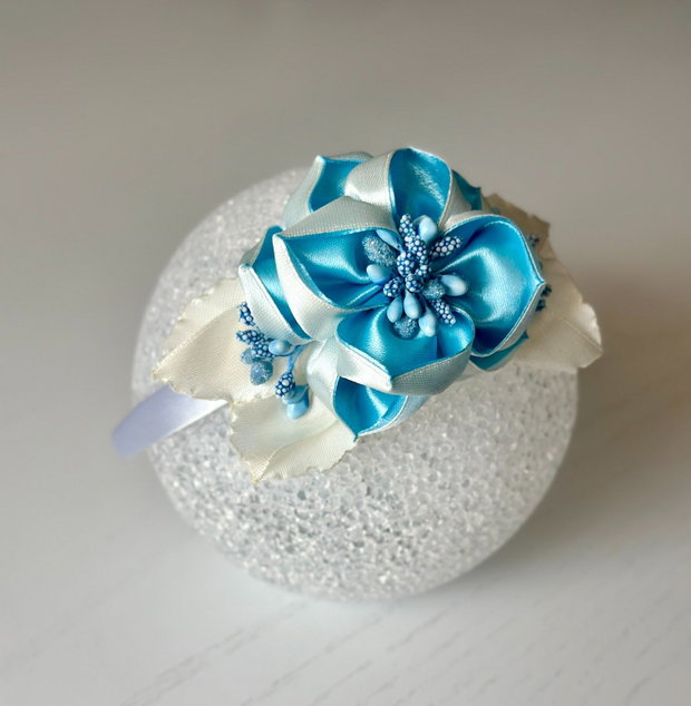 Bentiță handmade cu flori din satin, albastru și alb