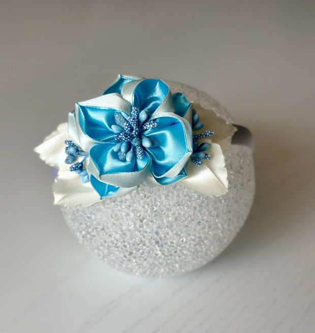 Bentiță handmade cu flori din satin, albastru și alb
