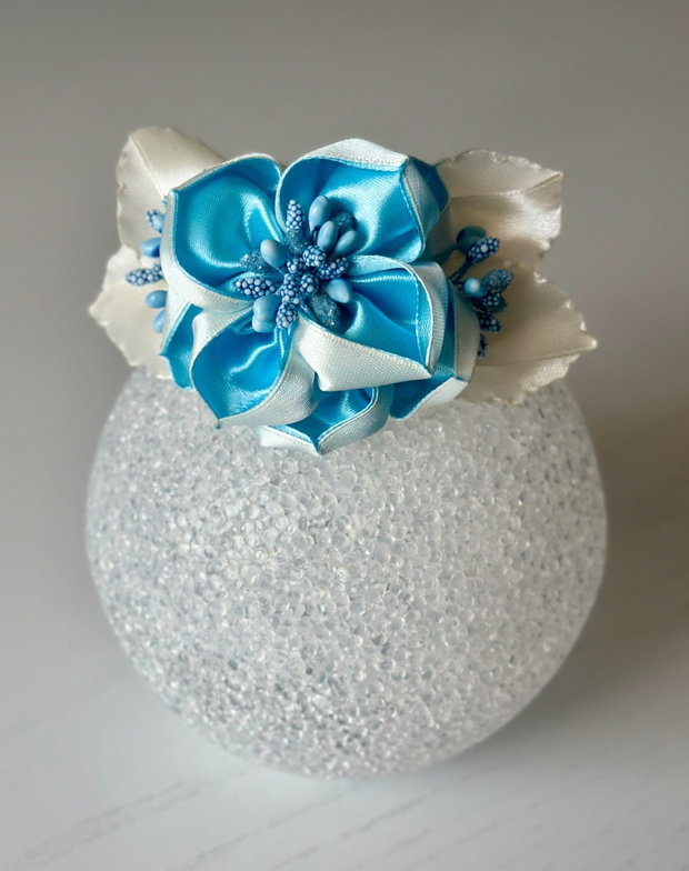 Bentiță handmade cu flori din satin, albastru și alb
