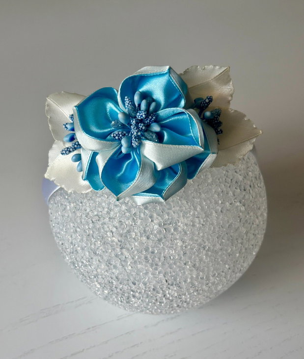 Bentiță handmade cu flori din satin, albastru și alb