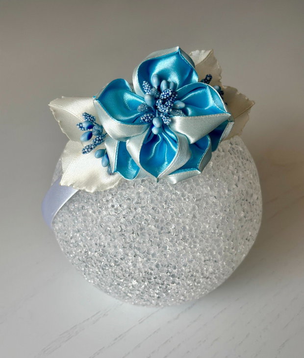 Bentiță handmade cu flori din satin, albastru și alb