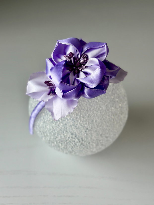 Bentiță handmade cu flori din satin, lila si mov