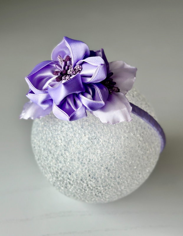 Bentiță handmade cu flori din satin, lila si mov