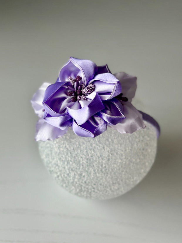 Bentiță handmade cu flori din satin, lila si mov
