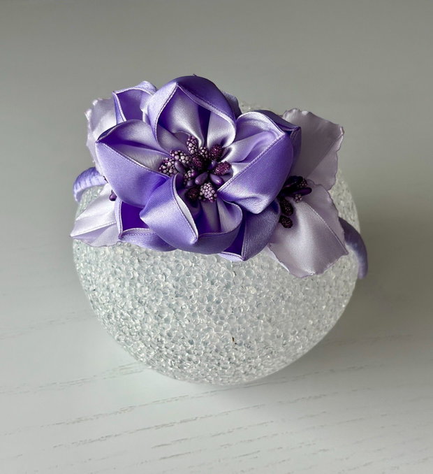 Bentiță handmade cu flori din satin, lila si mov