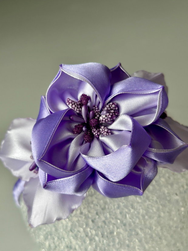 Bentiță handmade cu flori din satin, lila si mov