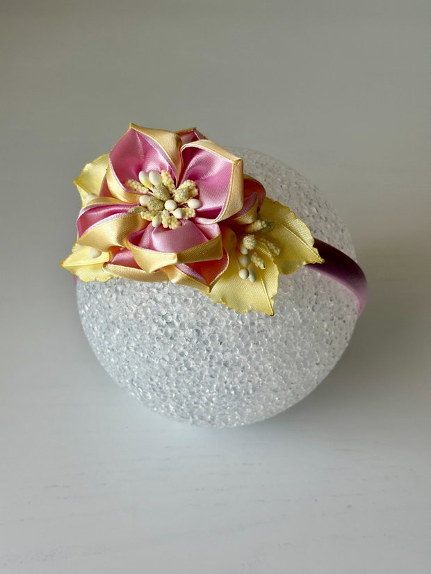 Bentiță handmade cu flori din satin, roz si galben