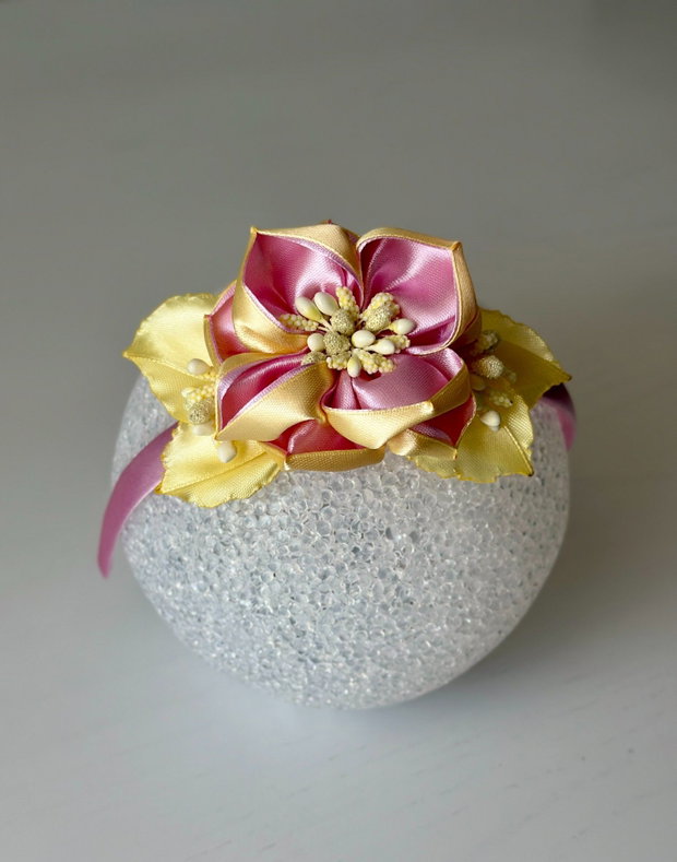 Bentiță handmade cu flori din satin, roz si galben