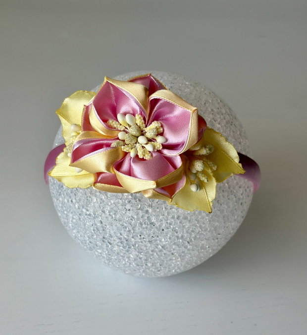 Bentiță handmade cu flori din satin, roz si galben