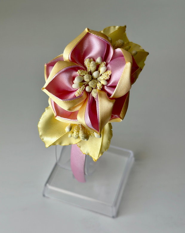 Bentiță handmade cu flori din satin, roz si galben