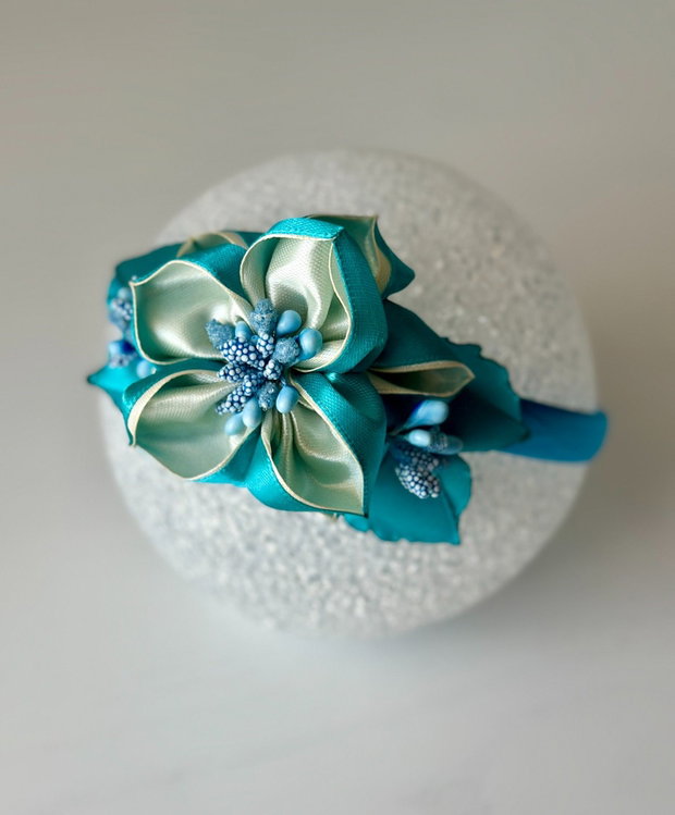 Bentiță handmade cu flori din satin, turcoaz si menta