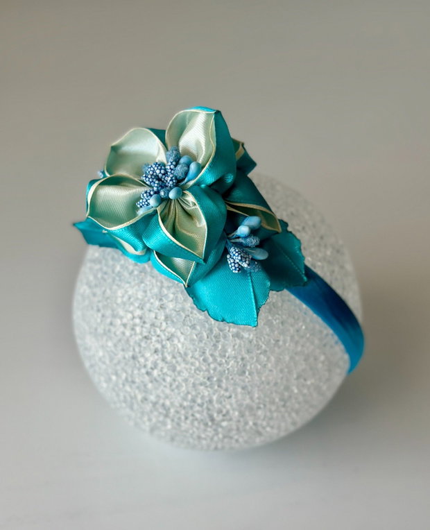 Bentiță handmade cu flori din satin, turcoaz si menta