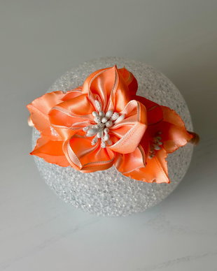 Bentiță handmade cu flori din satin, portocaliu si caisa