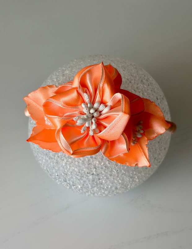 Bentiță handmade cu flori din satin, portocaliu si caisa