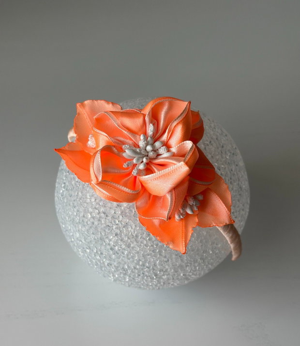 Bentiță handmade cu flori din satin, portocaliu si caisa