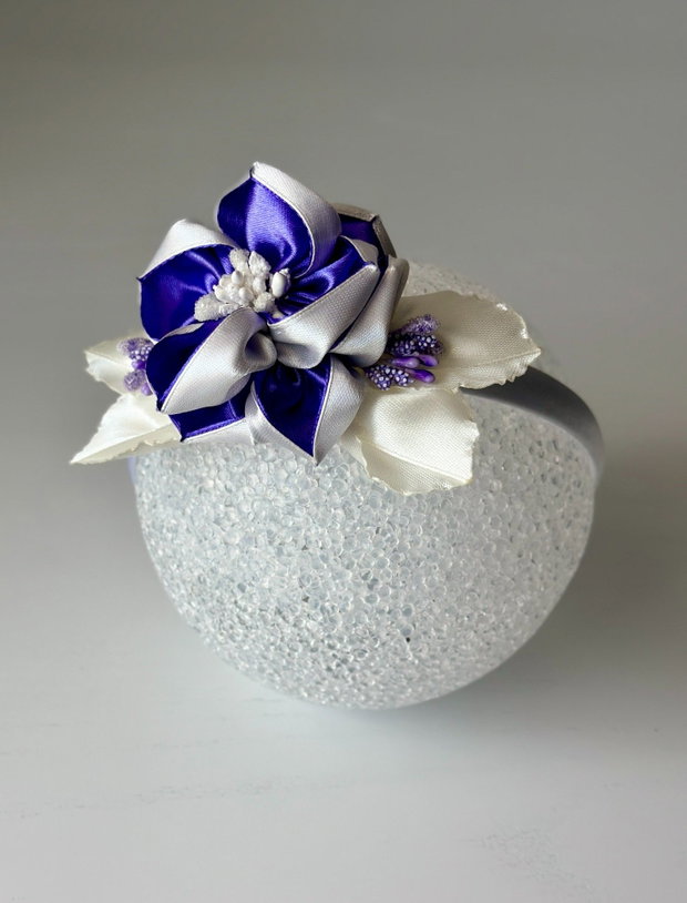Bentiță handmade cu flori din satin, violet și alb