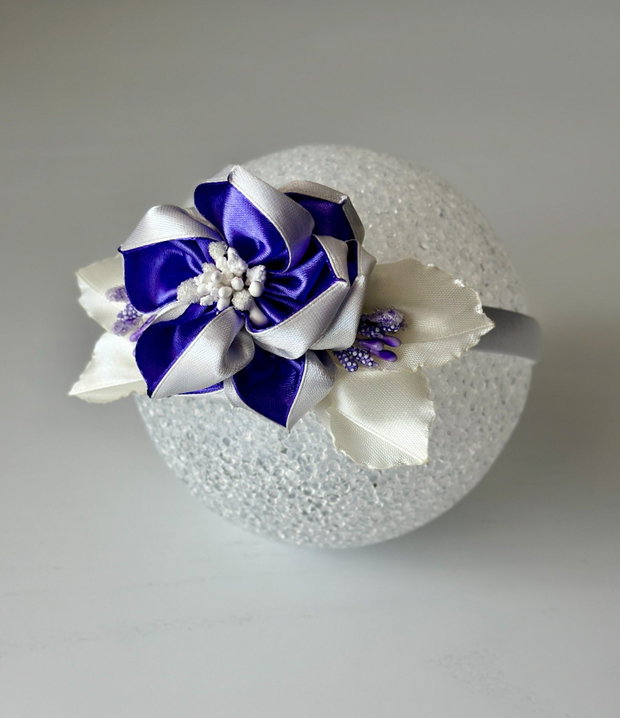 Bentiță handmade cu flori din satin, violet și alb