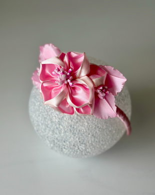 Bentiță handmade cu flori din satin, roz si caisa