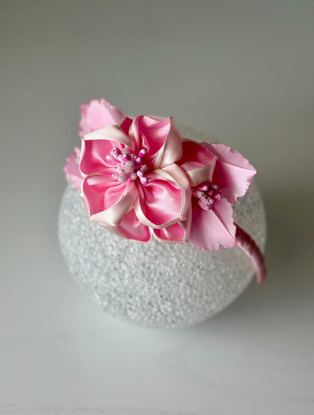 Bentiță handmade cu flori din satin, roz si caisa