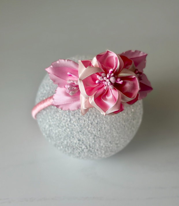 Bentiță handmade cu flori din satin, roz si caisa