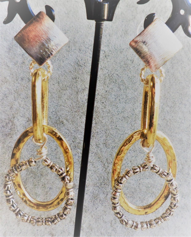 Eleganță în contraste  cercei handmade statement