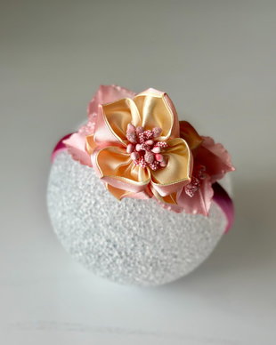 Bentiță handmade cu flori din satin, galben si roz