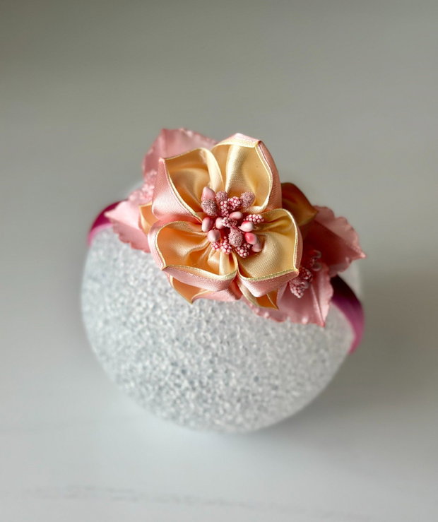 Bentiță handmade cu flori din satin, galben si roz