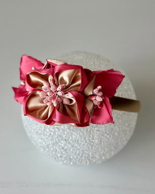 Bentiță handmade cu flori din satin, roz pal si crem