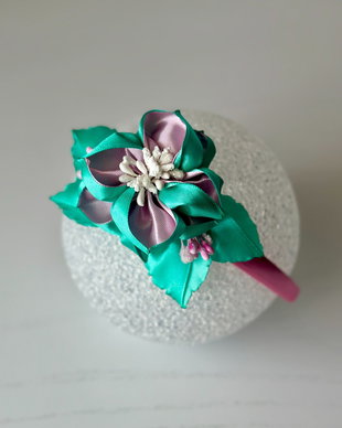 Bentiță handmade cu flori din satin, roz cu verde