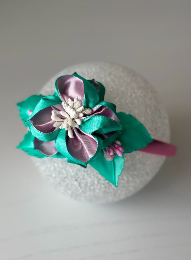Bentiță handmade cu flori din satin, roz cu verde