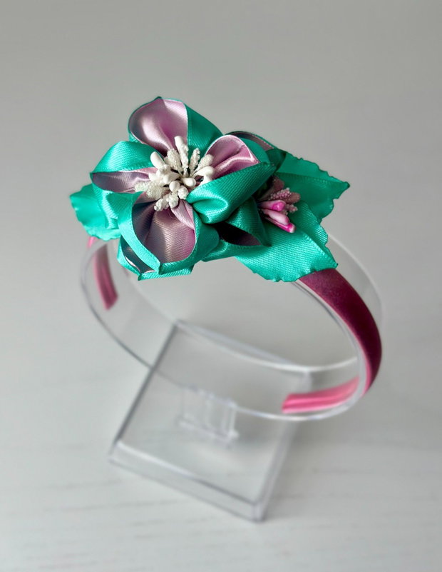 Bentiță handmade cu flori din satin, roz cu verde