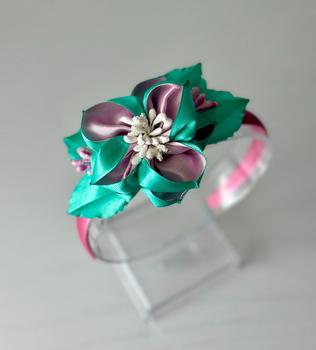 Bentiță handmade cu flori din satin, roz cu verde