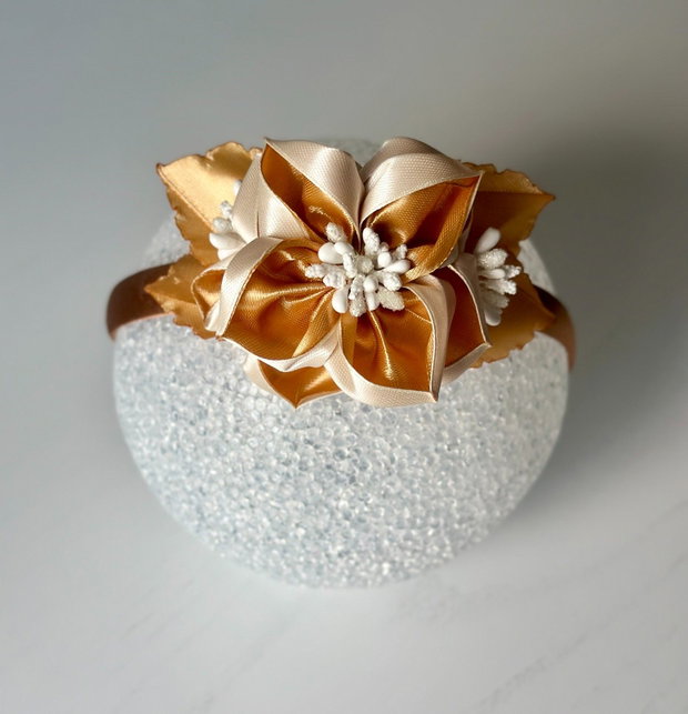 Bentiță handmade cu flori din satin, crem si bej