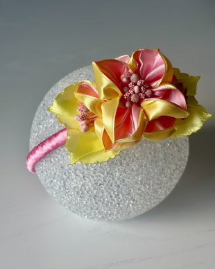 Bentiță handmade cu flori din satin, galben si roz