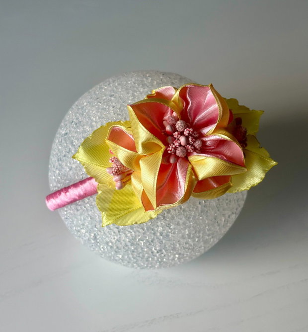 Bentiță handmade cu flori din satin, galben si roz