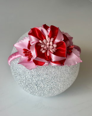 Bentiță handmade cu flori din satin, roz si rosu