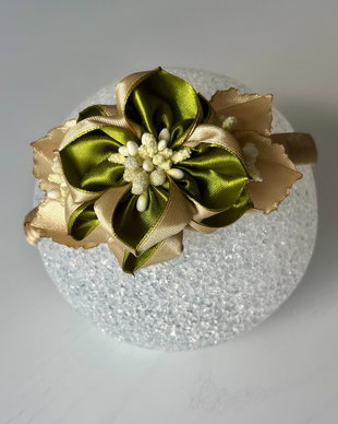 Bentiță handmade cu flori din satin, verde si bej