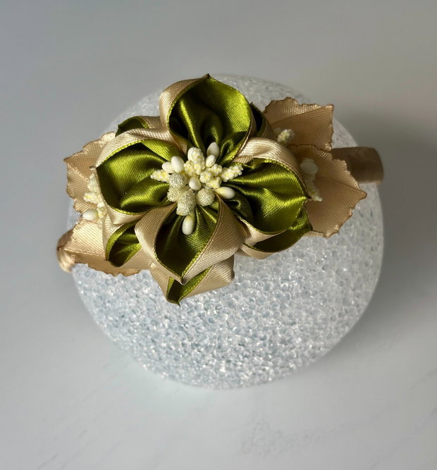 Bentiță handmade cu flori din satin, verde si bej