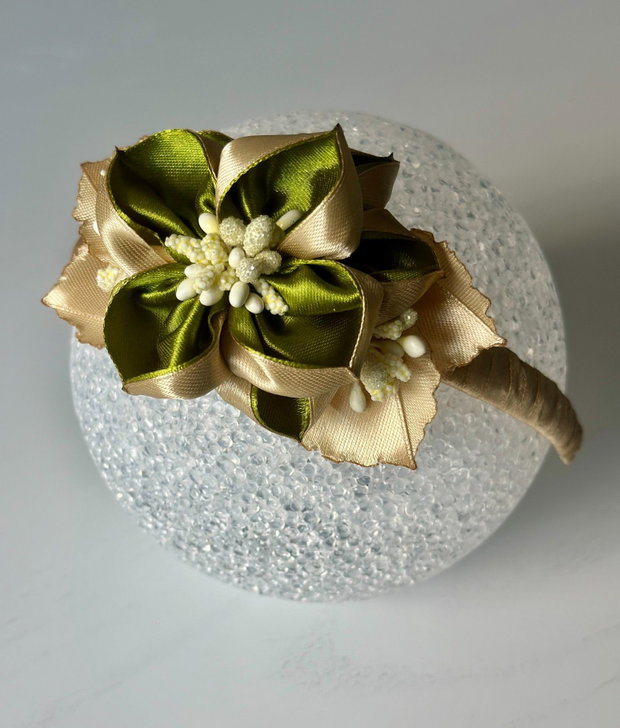 Bentiță handmade cu flori din satin, verde si bej