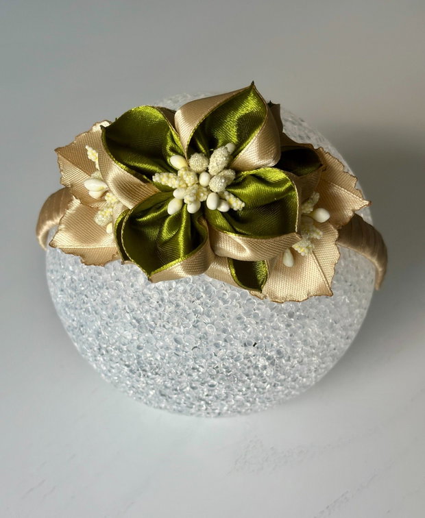 Bentiță handmade cu flori din satin, verde si bej